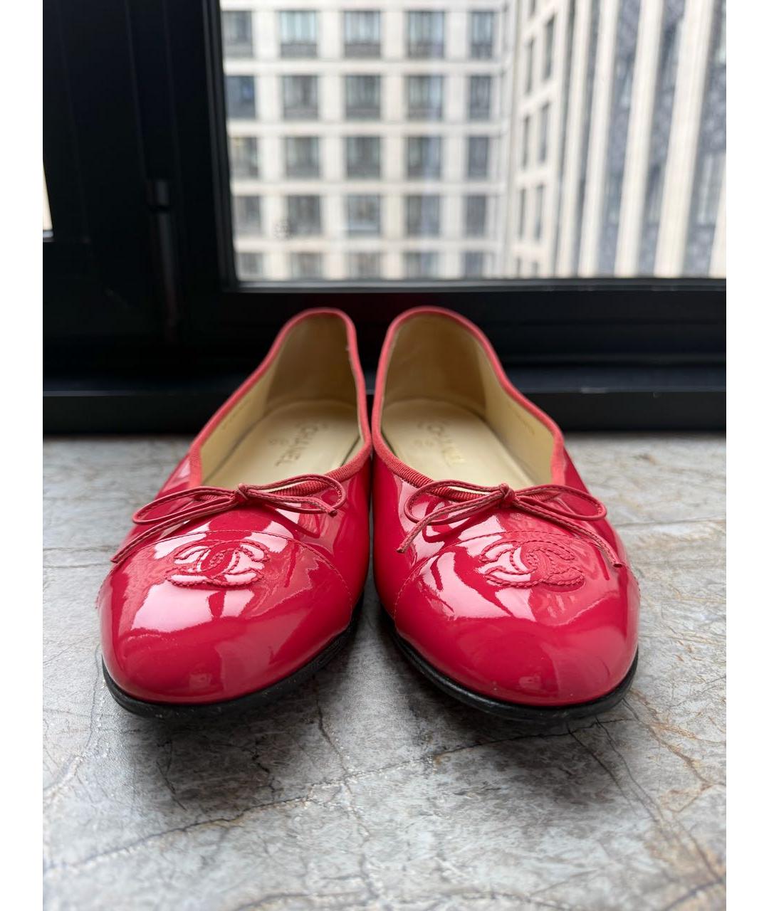 CHANEL Красные балетки из лакированной кожи, фото 2
