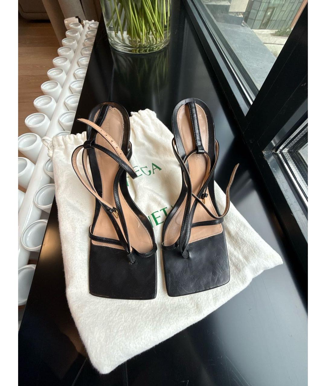 BOTTEGA VENETA Черные кожаные босоножки, фото 2