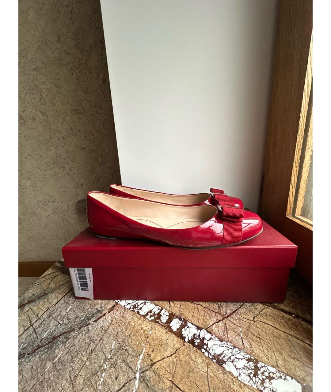 FERRAGAMO Красные балетки из лакированной кожи, фото 7