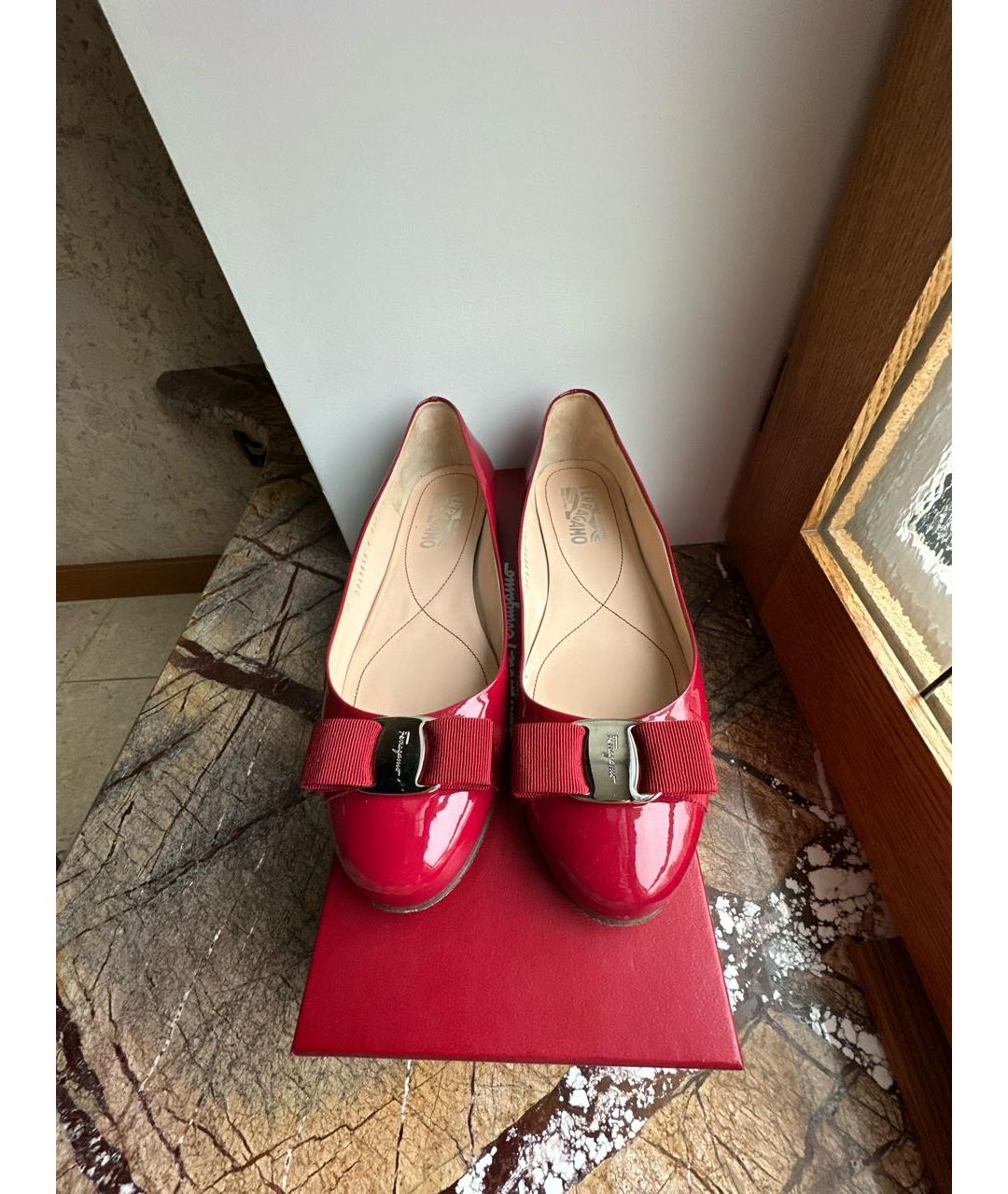 FERRAGAMO Красные балетки из лакированной кожи, фото 2
