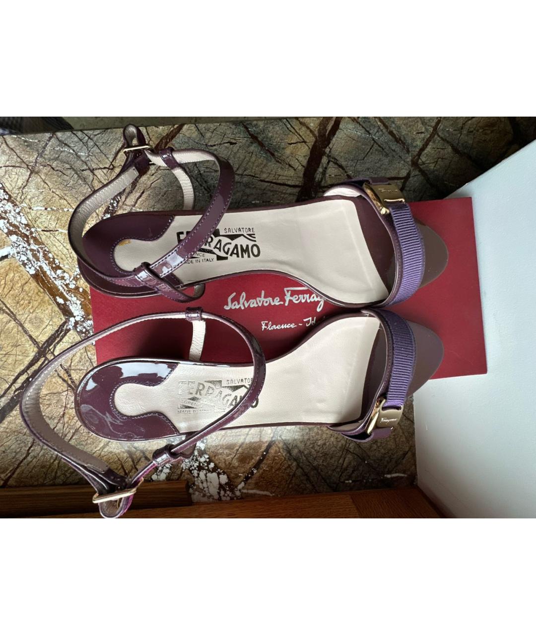 FERRAGAMO Фиолетовые босоножки из лакированной кожи, фото 6