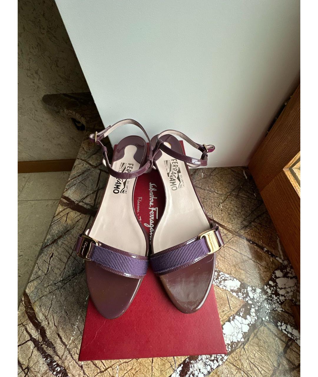 FERRAGAMO Фиолетовые босоножки из лакированной кожи, фото 2