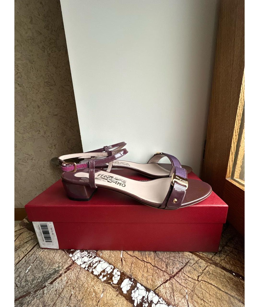 FERRAGAMO Фиолетовые босоножки из лакированной кожи, фото 8