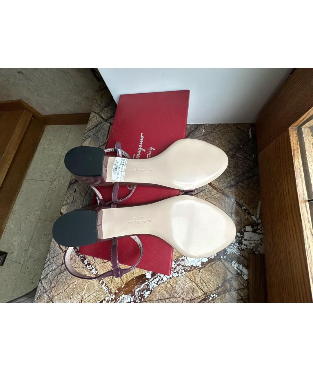 FERRAGAMO Фиолетовые босоножки из лакированной кожи, фото 5