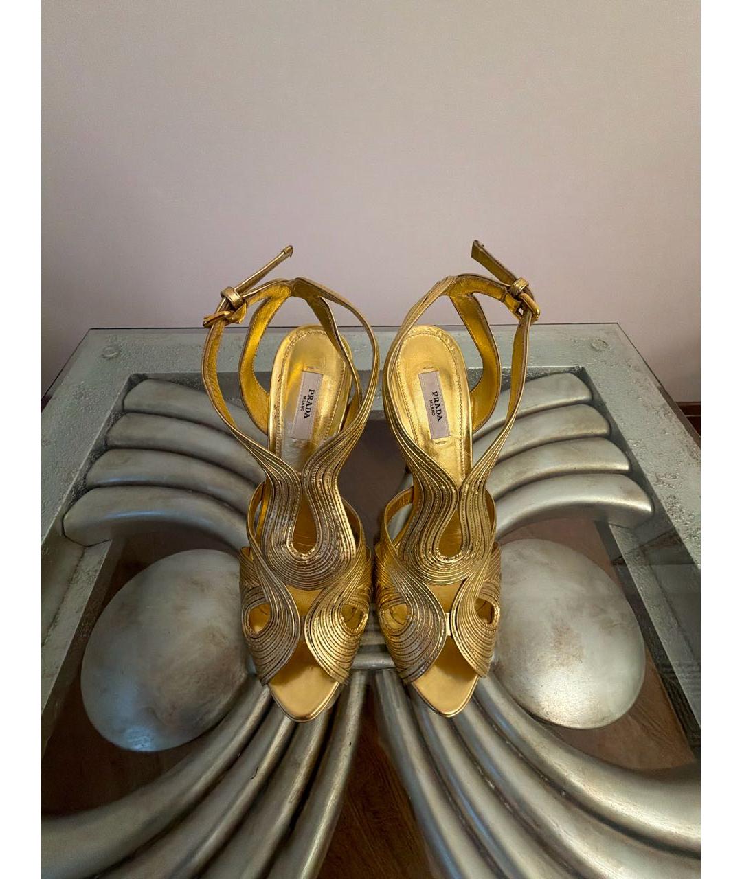PRADA Золотые босоножки из лакированной кожи, фото 2