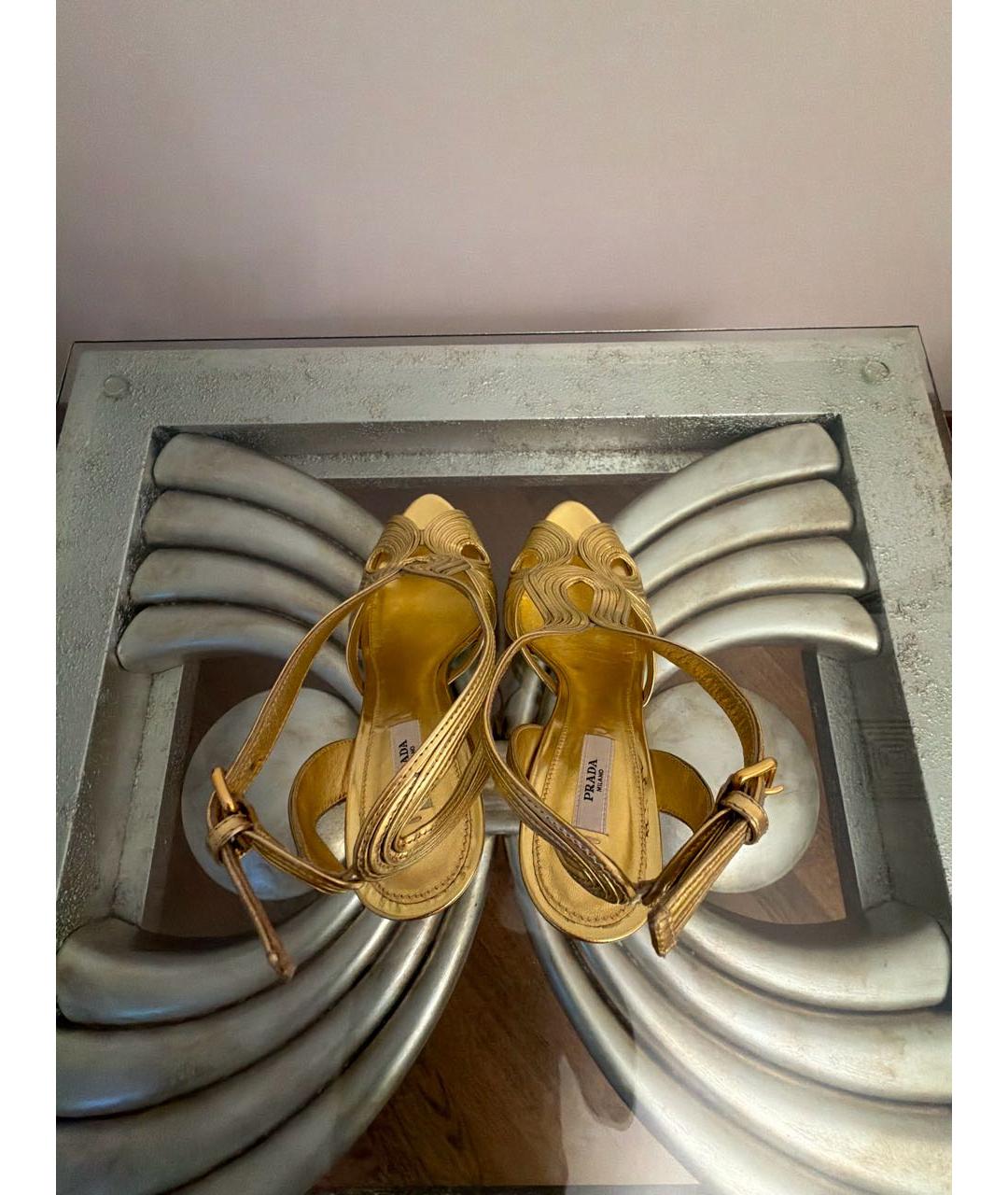 PRADA Золотые босоножки из лакированной кожи, фото 3