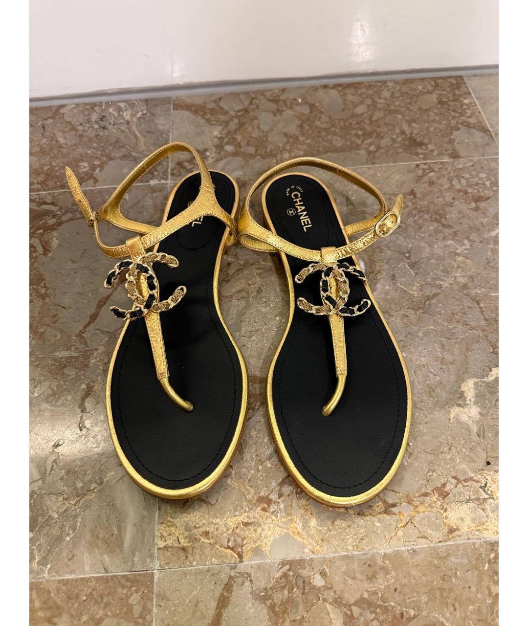 CHANEL Золотые кожаные сандалии, фото 2