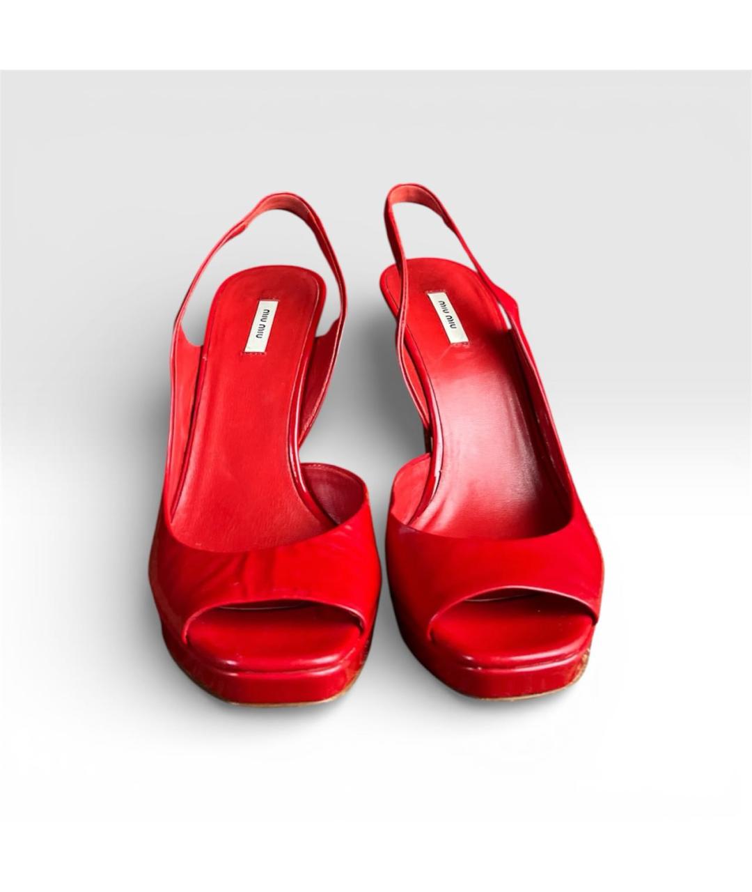 MIU MIU Красные босоножки из лакированной кожи, фото 2