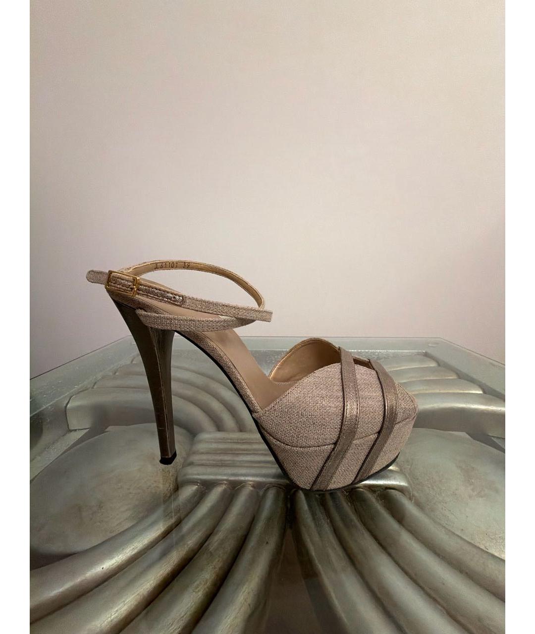 STUART WEITZMAN Бежевые текстильные босоножки, фото 5