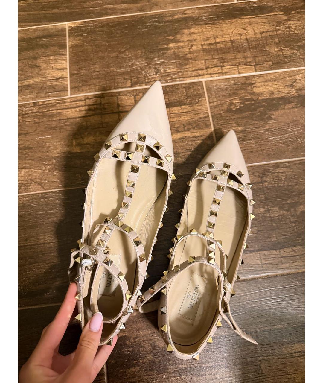 VALENTINO Бежевые балетки из лакированной кожи, фото 6