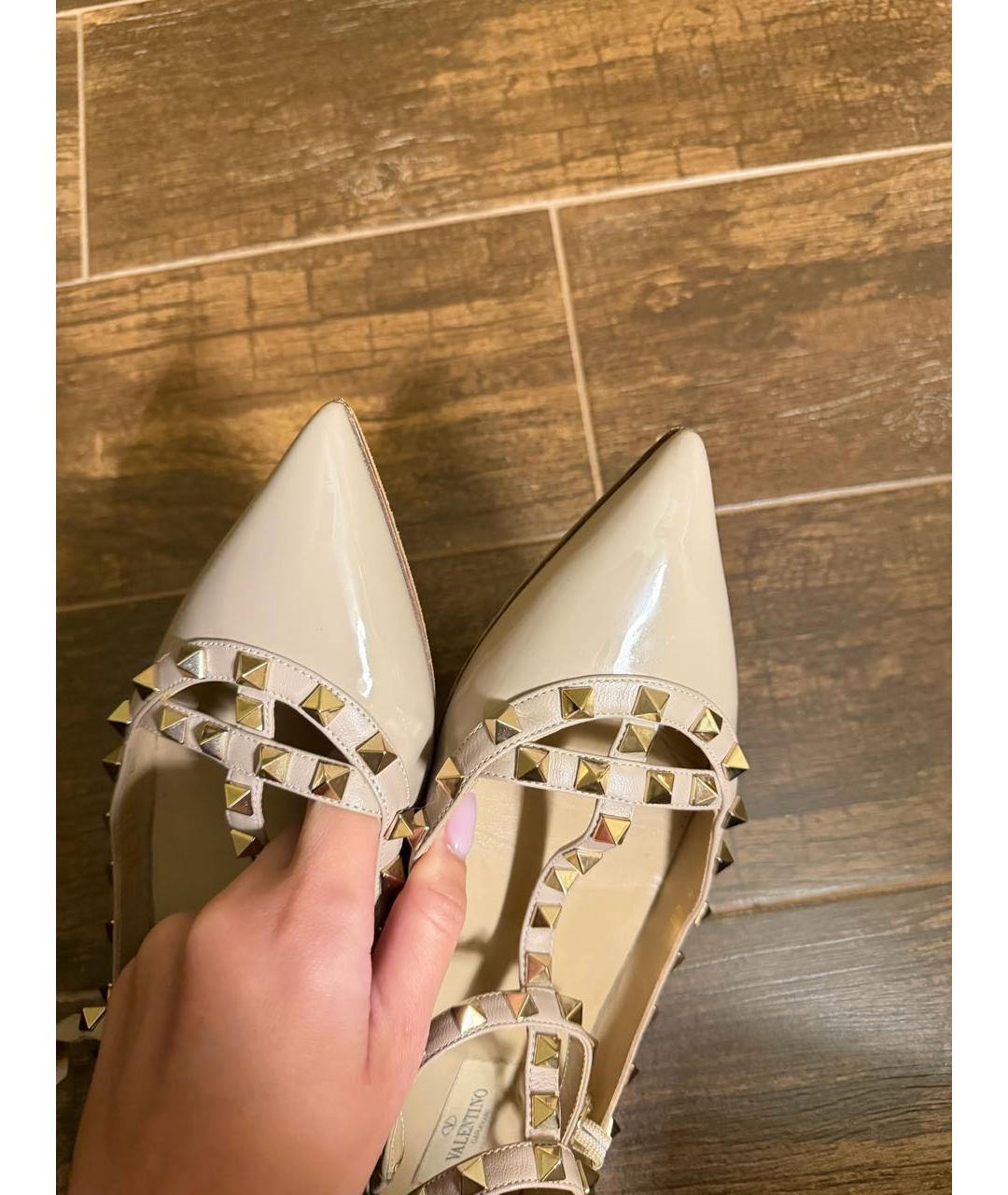 VALENTINO Бежевые балетки из лакированной кожи, фото 3