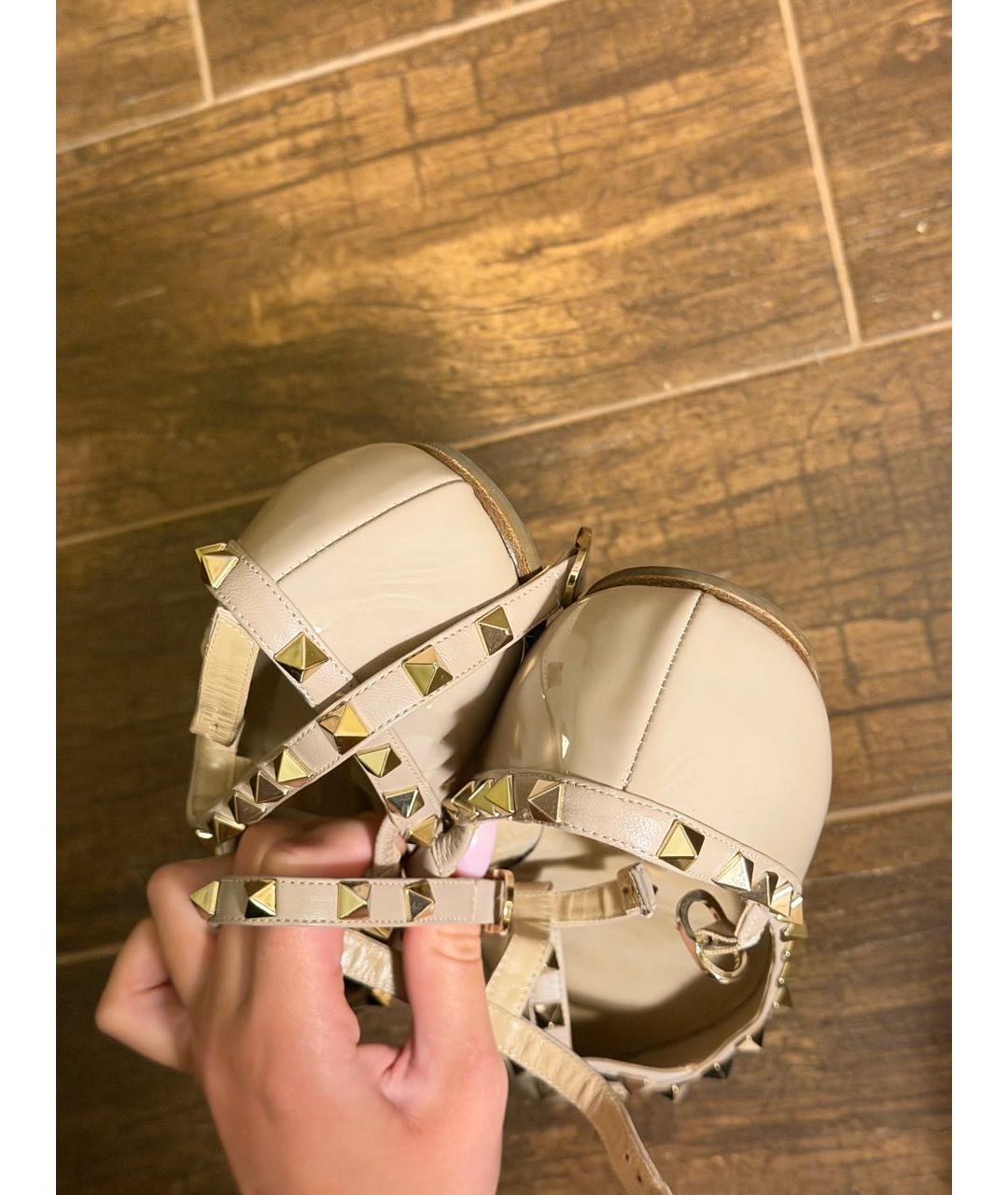 VALENTINO Бежевые балетки из лакированной кожи, фото 4