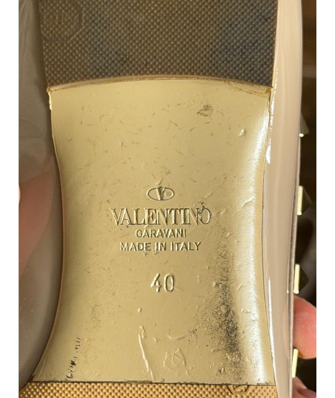 VALENTINO Бежевые балетки из лакированной кожи, фото 5