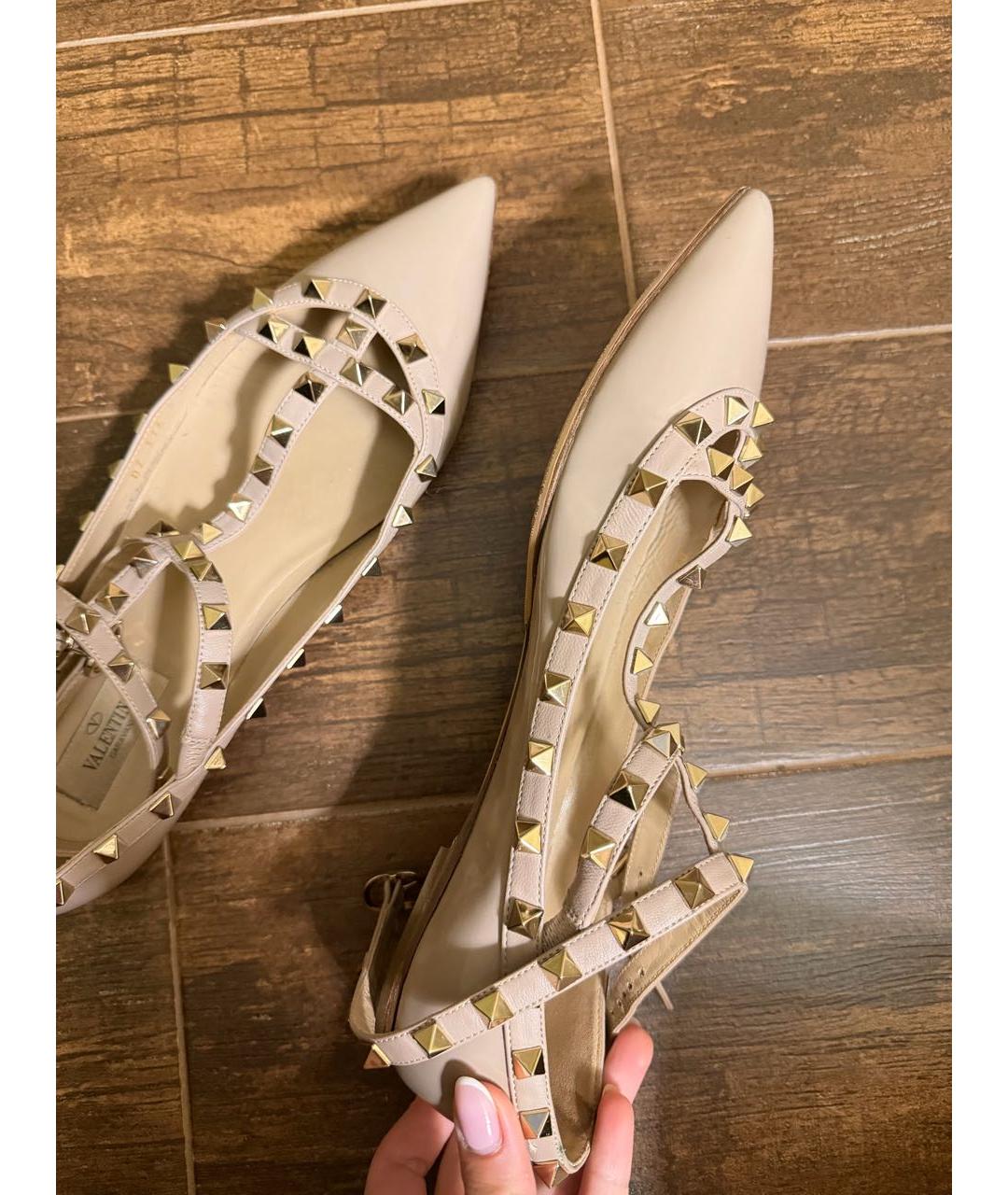 VALENTINO Бежевые балетки из лакированной кожи, фото 2