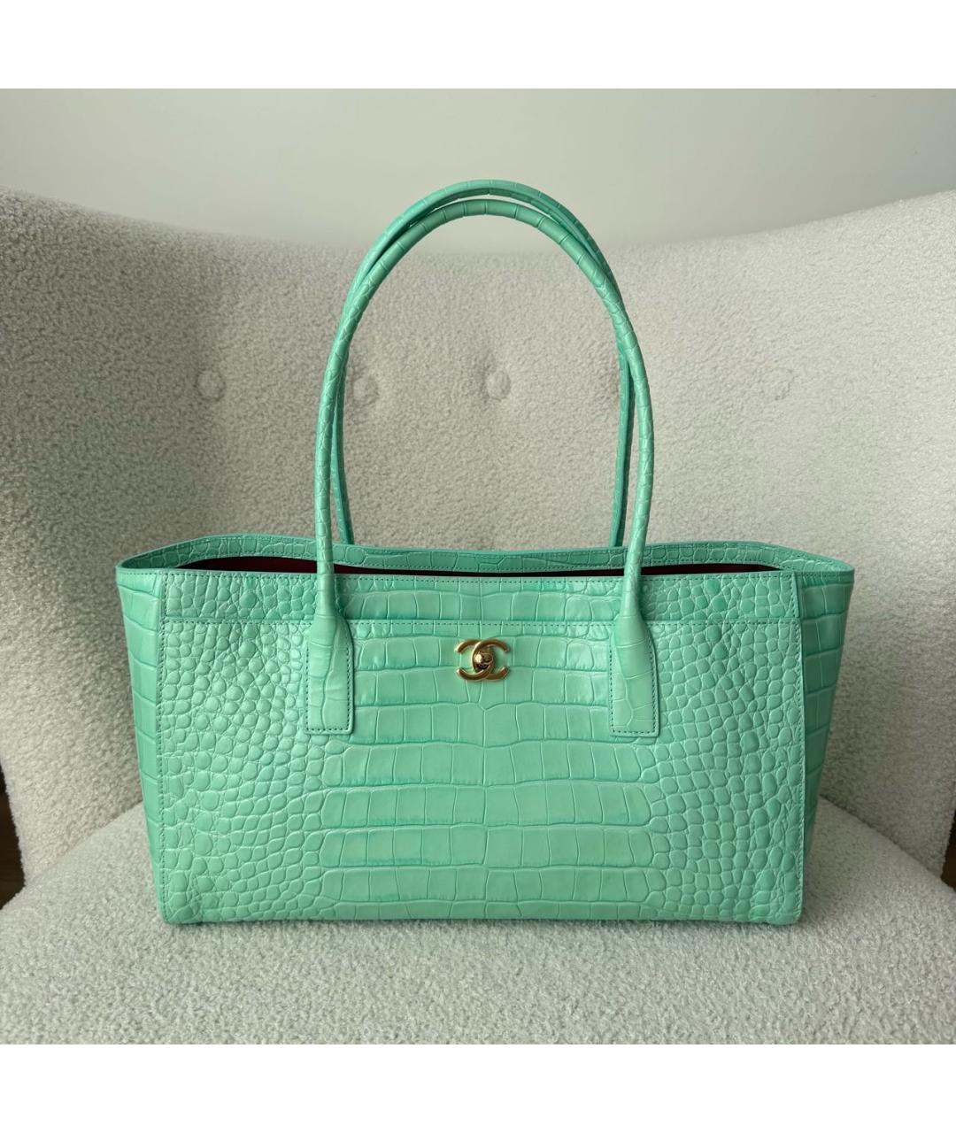 CHANEL Бирюзовая кожаная сумка с короткими ручками, фото 2