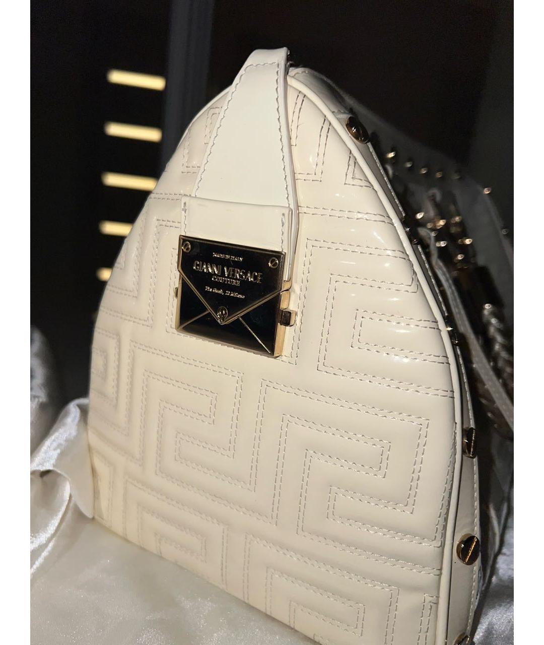 VERSACE Белая сумка с короткими ручками из лакированной кожи, фото 6