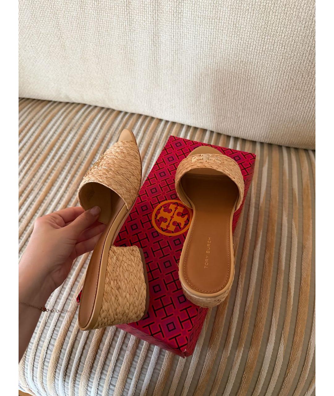 TORY BURCH Бежевые босоножки, фото 6