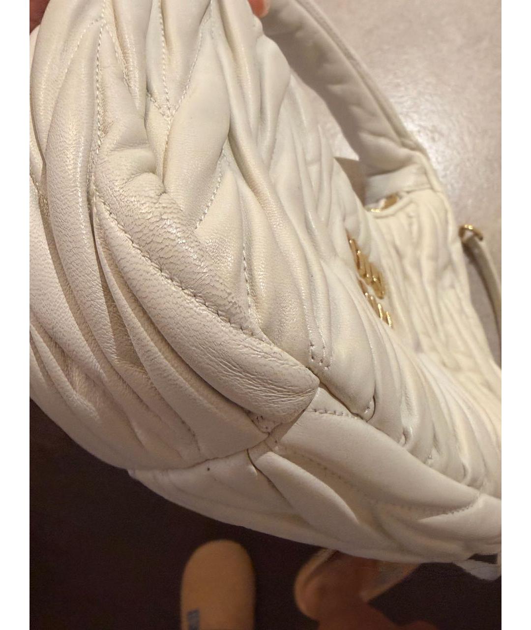 MIU MIU Бежевая кожаная сумка с короткими ручками, фото 3