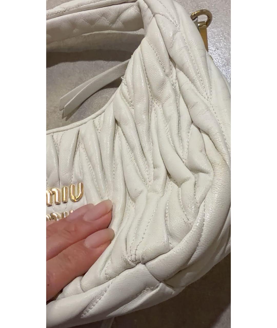 MIU MIU Бежевая кожаная сумка с короткими ручками, фото 2