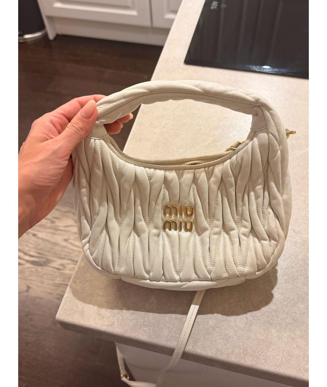 MIU MIU Бежевая кожаная сумка с короткими ручками, фото 5
