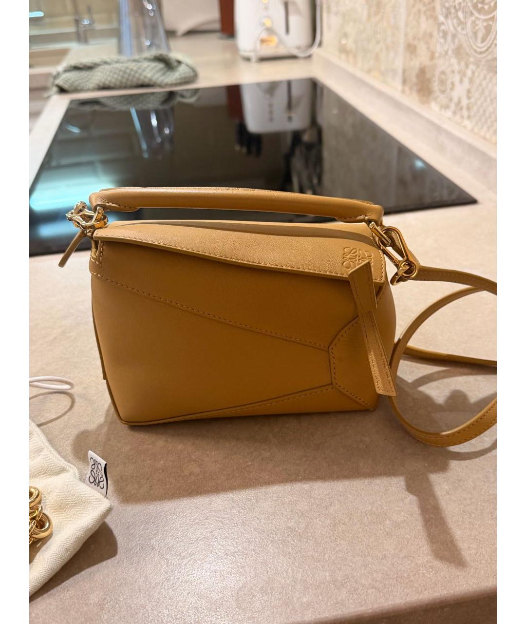 LOEWE Горчичная кожаная сумка с короткими ручками, фото 5