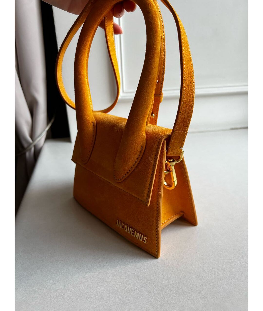 JACQUEMUS Оранжевая замшевая сумка с короткими ручками, фото 6