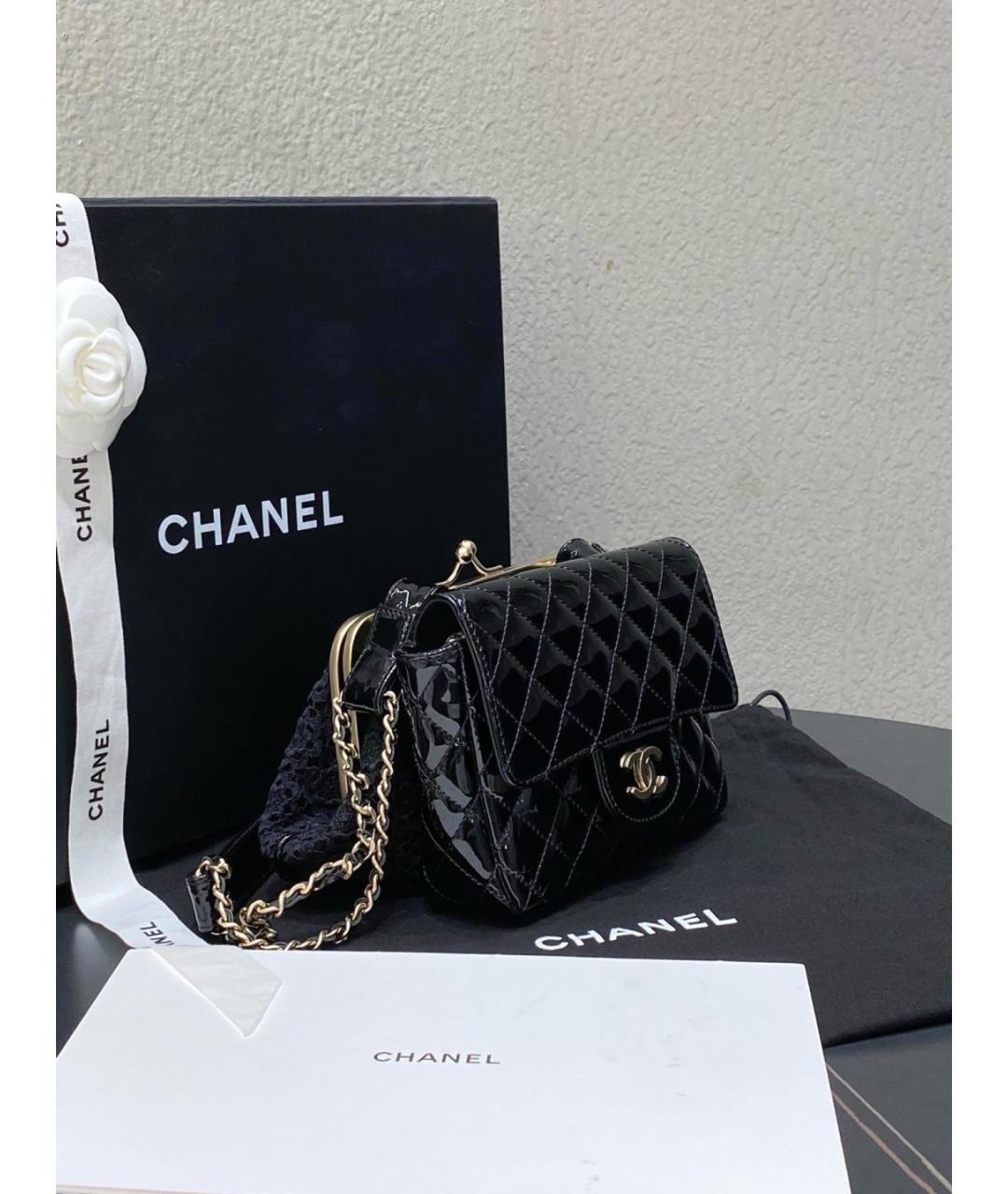 CHANEL Черная сумка через плечо из лакированной кожи, фото 4