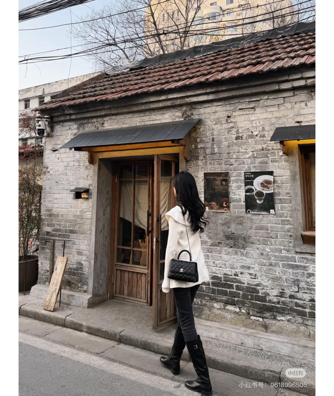 CHANEL Черная кожаная сумка с короткими ручками, фото 5