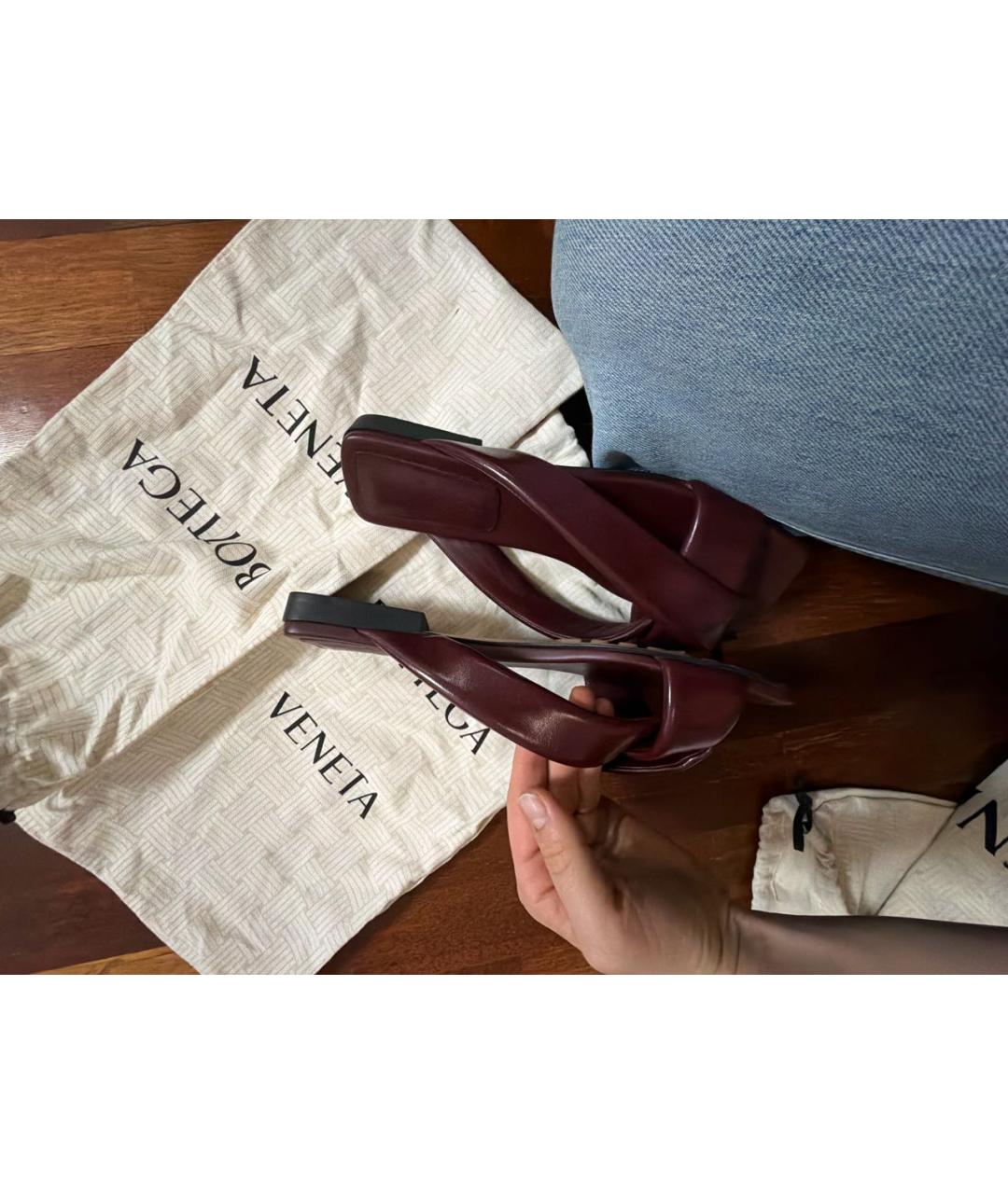 BOTTEGA VENETA Бордовые кожаные сандалии, фото 3