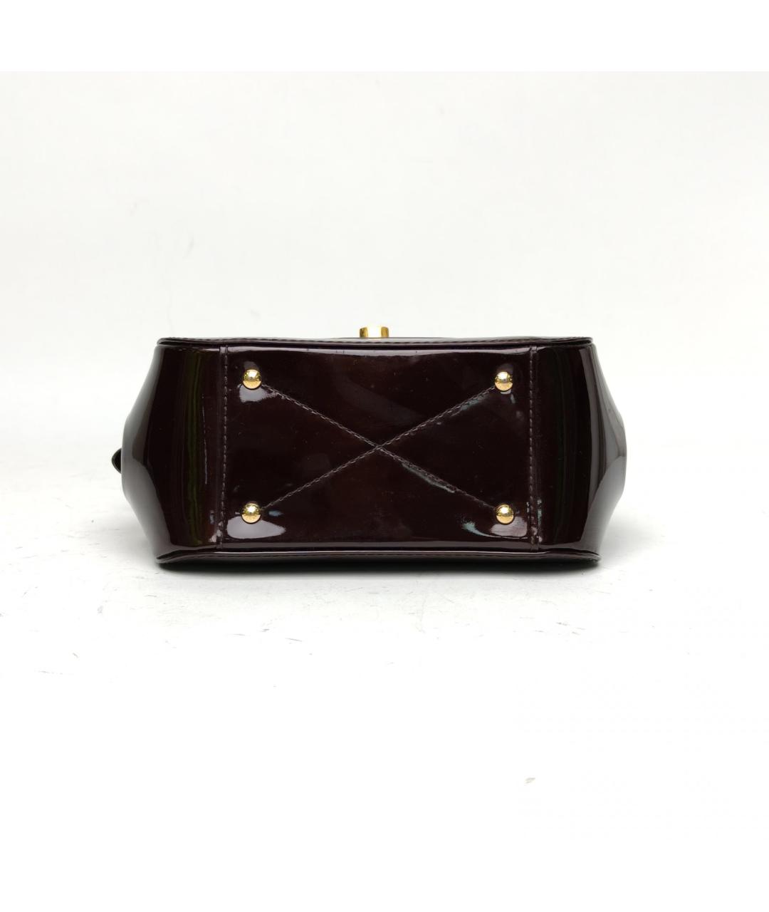 LOUIS VUITTON Бордовая сумка через плечо из лакированной кожи, фото 6