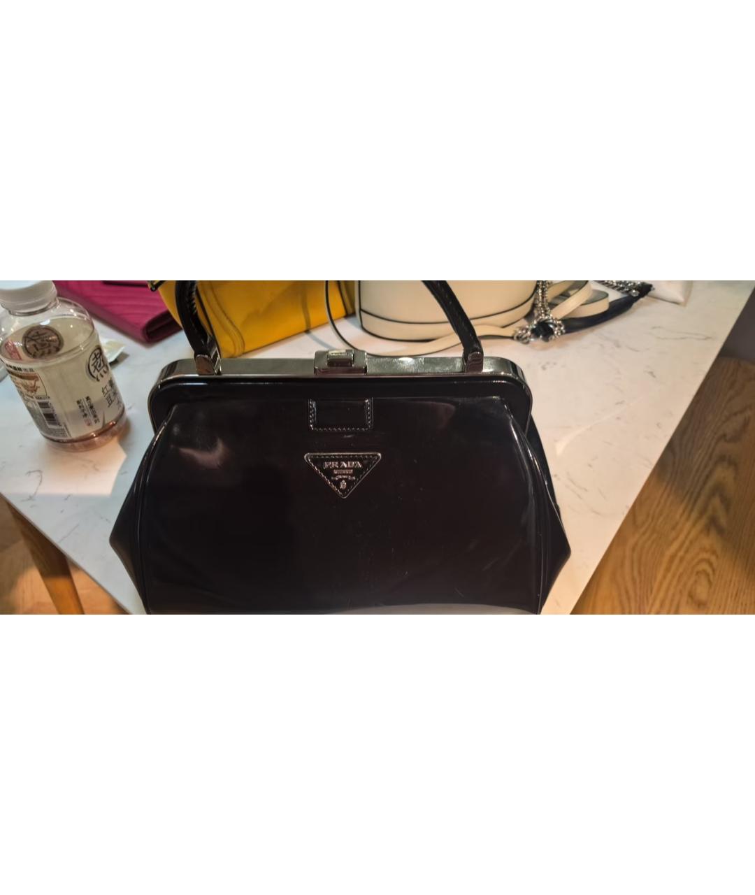 PRADA Черная сумка с короткими ручками из лакированной кожи, фото 9