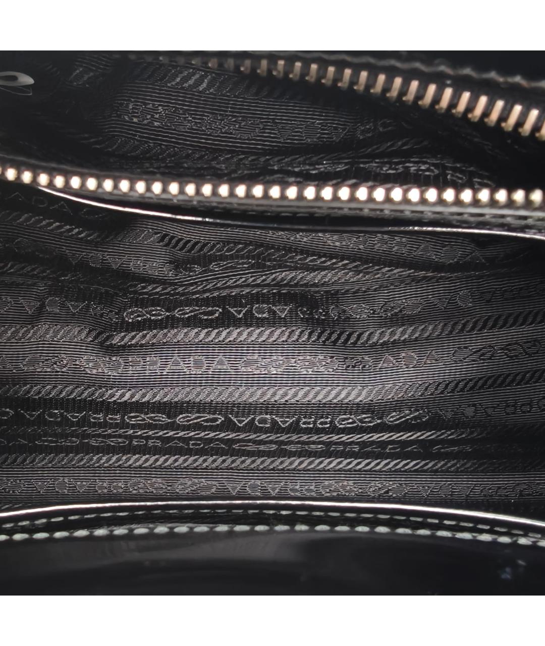 PRADA Черная сумка с короткими ручками из лакированной кожи, фото 7