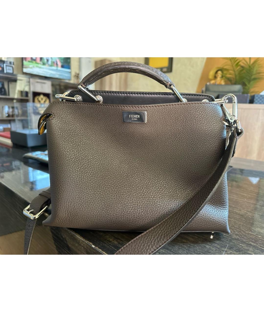 FENDI Серая кожаная сумка с короткими ручками, фото 5