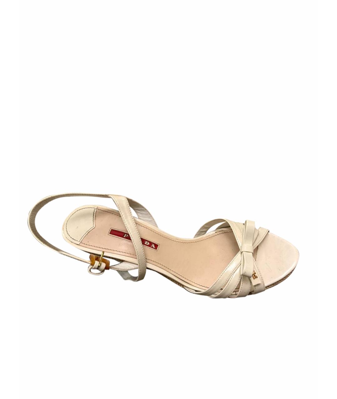 PRADA Бежевые босоножки из лакированной кожи, фото 1