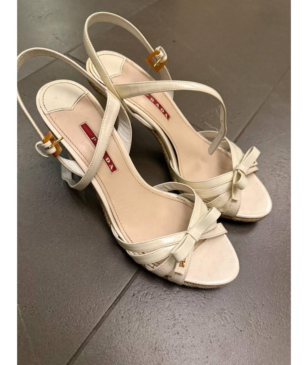 PRADA Бежевые босоножки из лакированной кожи, фото 5