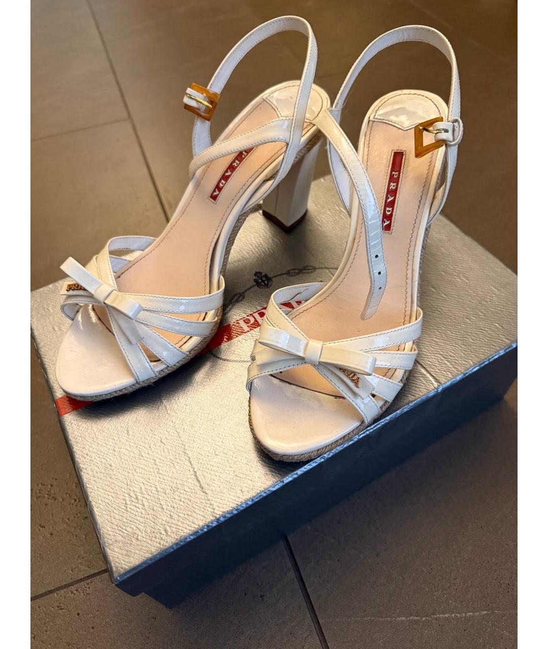 PRADA Бежевые босоножки из лакированной кожи, фото 2