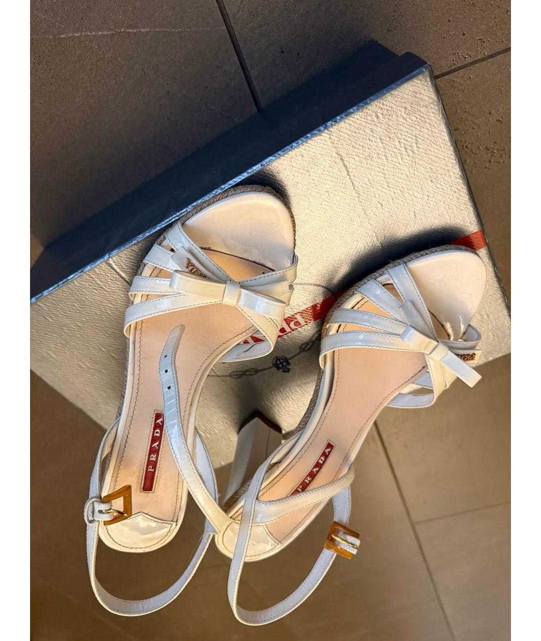 PRADA Бежевые босоножки из лакированной кожи, фото 3