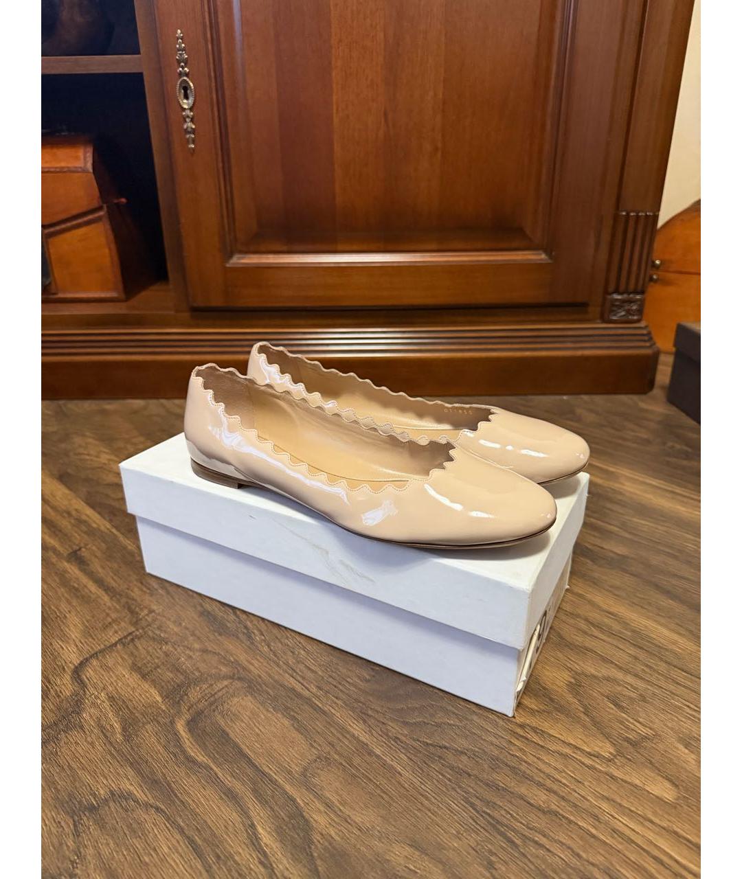 CHLOE Бежевые балетки из лакированной кожи, фото 9