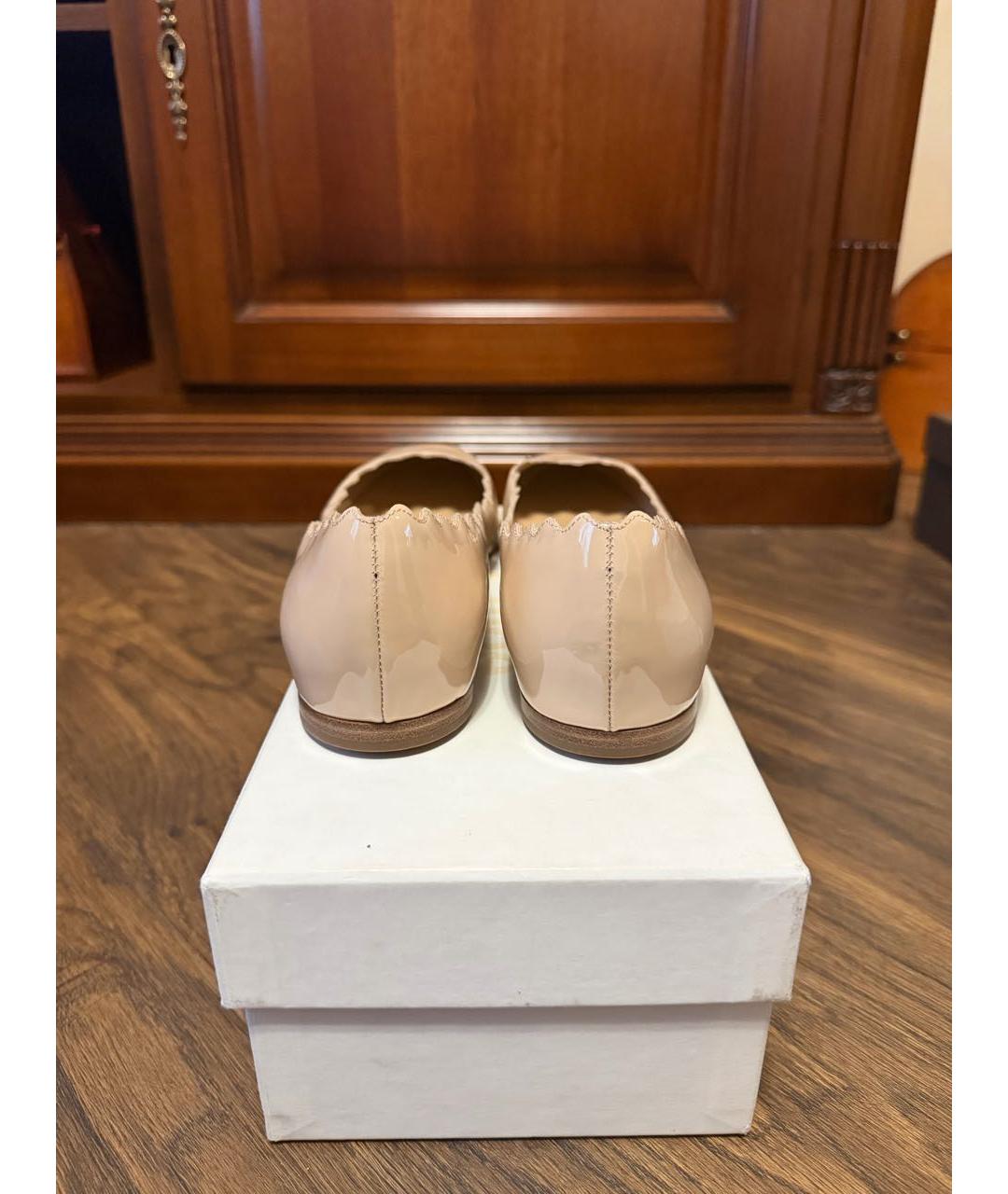 CHLOE Бежевые балетки из лакированной кожи, фото 5