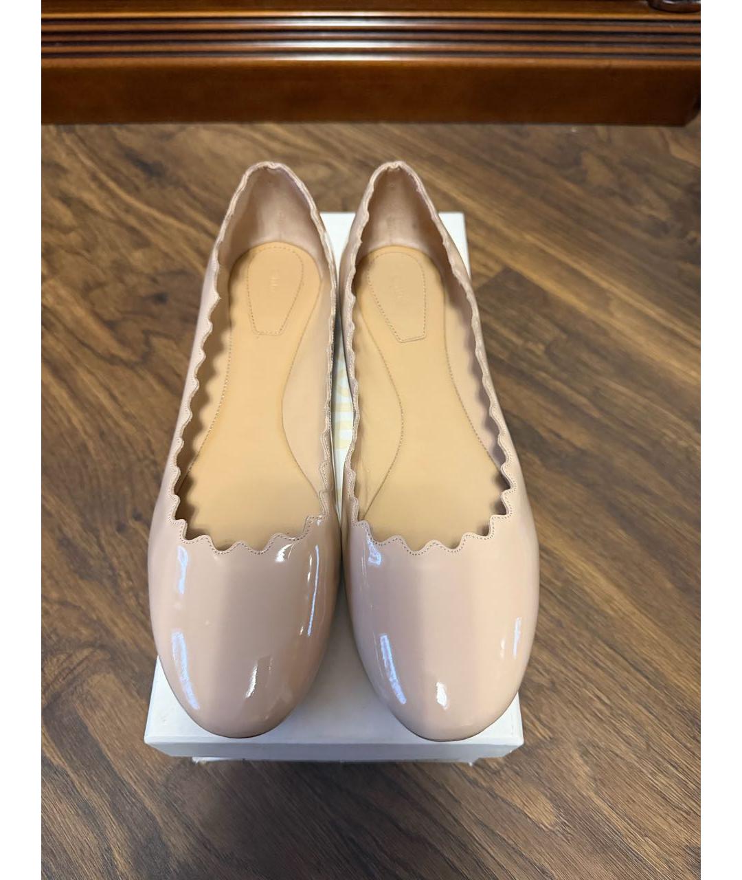 CHLOE Бежевые балетки из лакированной кожи, фото 4