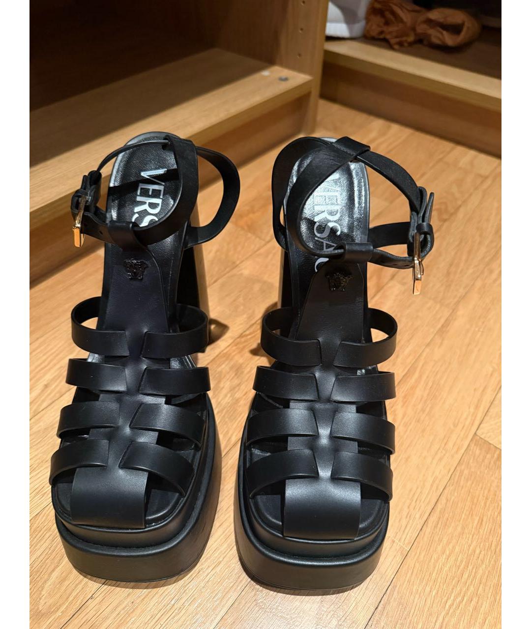 VERSACE Черные кожаные босоножки, фото 2