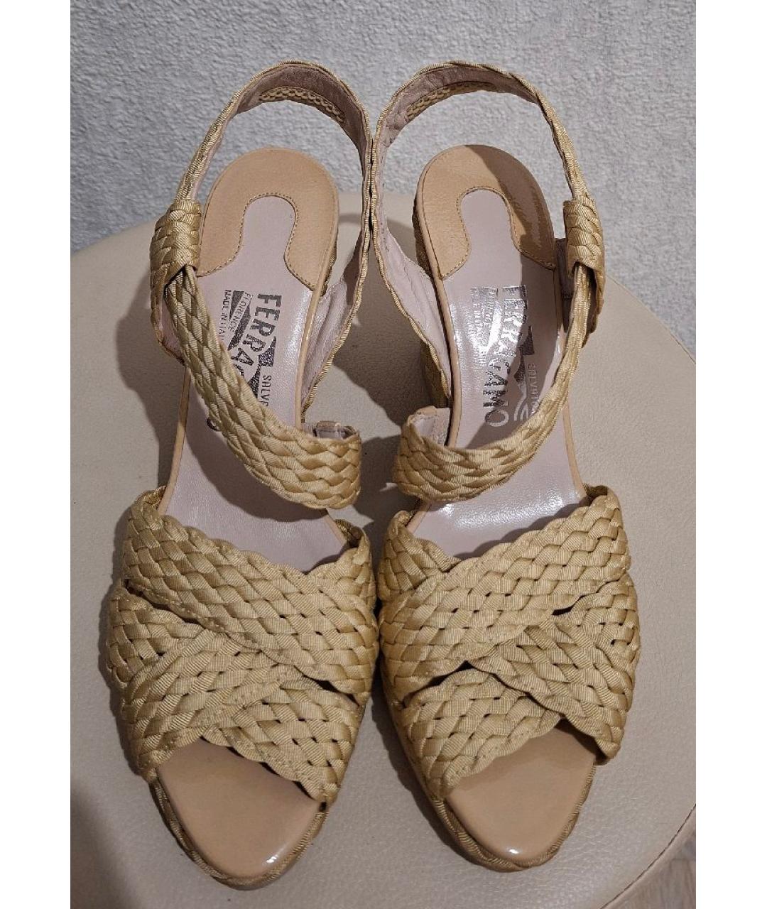 FERRAGAMO Бежевые текстильные босоножки, фото 3