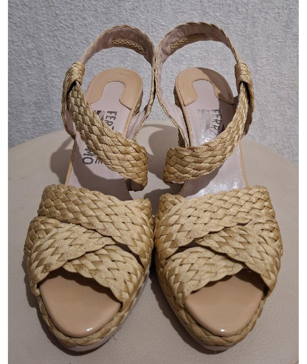 FERRAGAMO Бежевые текстильные босоножки, фото 2