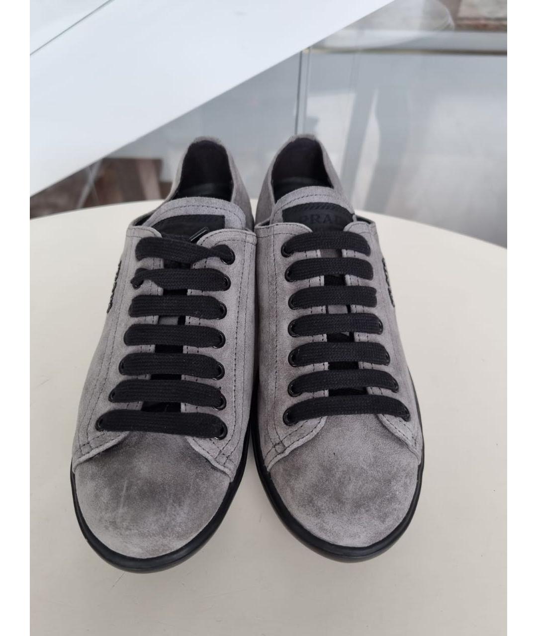 PRADA Серые замшевые кеды, фото 2