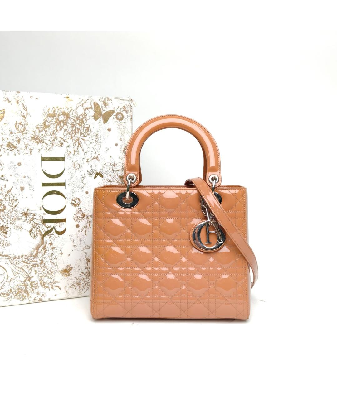 CHRISTIAN DIOR Бежевая сумка с короткими ручками из лакированной кожи, фото 9