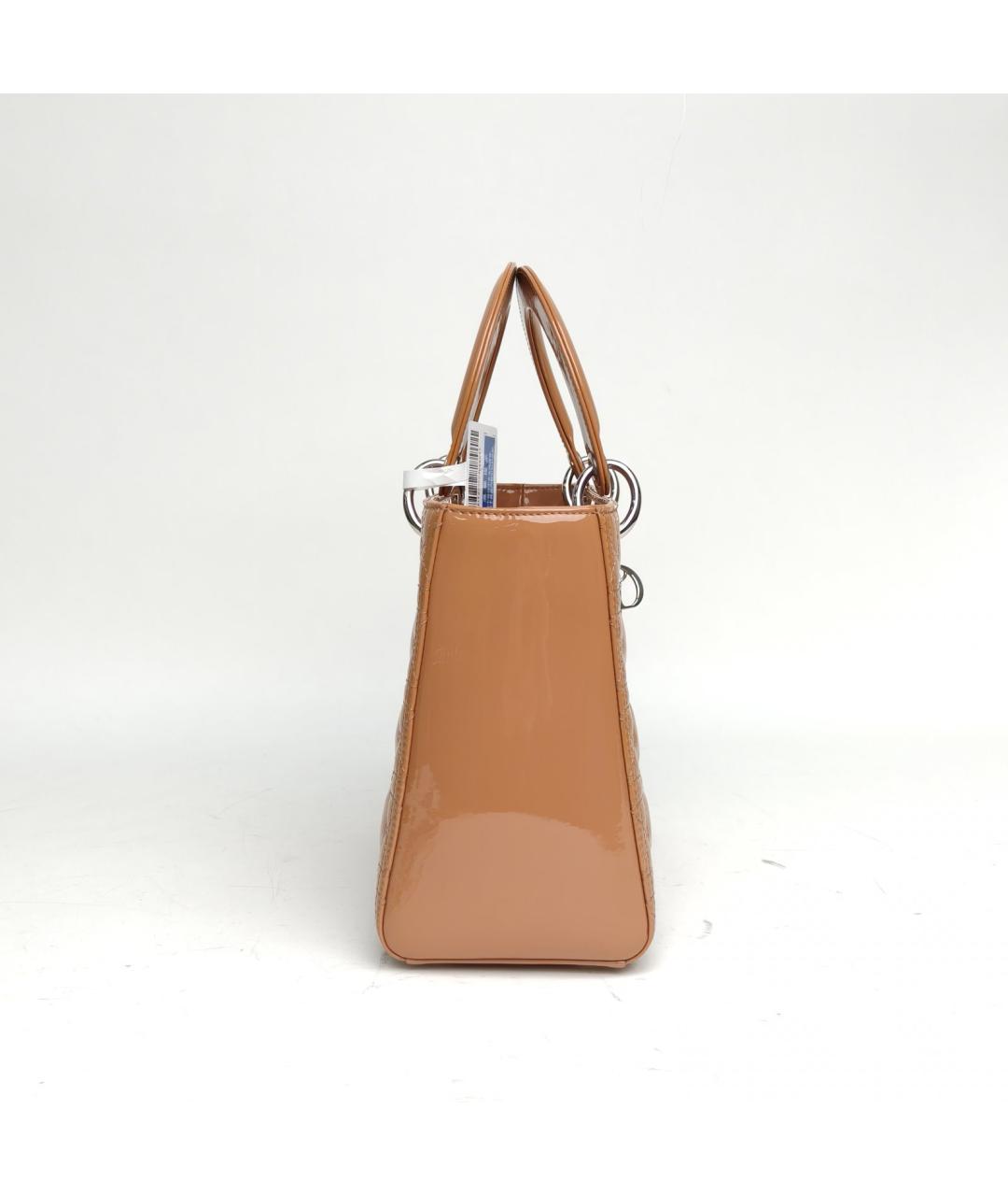 CHRISTIAN DIOR Бежевая сумка с короткими ручками из лакированной кожи, фото 5