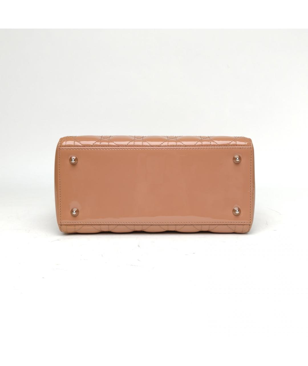CHRISTIAN DIOR Бежевая сумка с короткими ручками из лакированной кожи, фото 6
