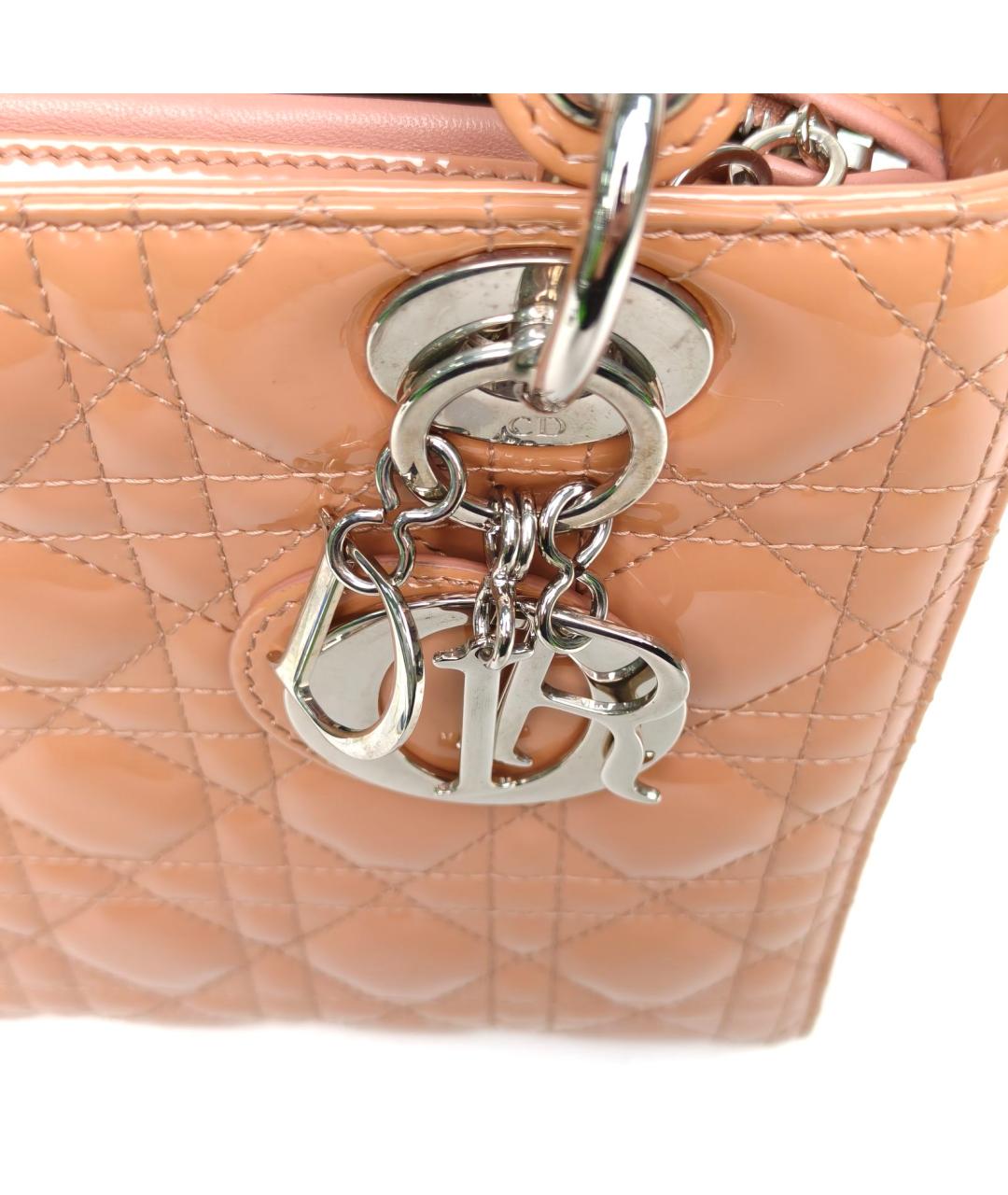 CHRISTIAN DIOR Бежевая сумка с короткими ручками из лакированной кожи, фото 8