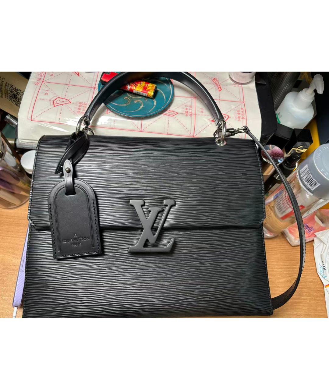 LOUIS VUITTON Черная кожаная сумка с короткими ручками, фото 9