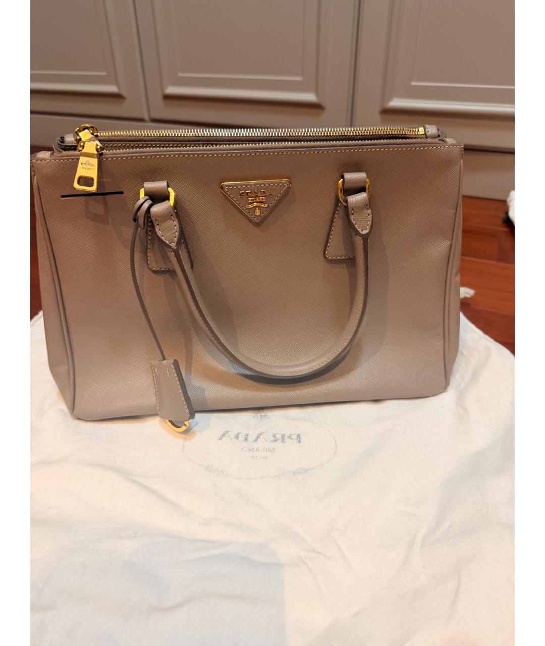 PRADA Серая кожаная сумка с короткими ручками, фото 9